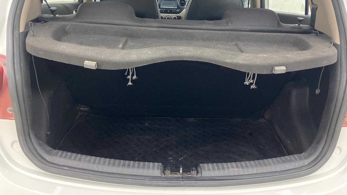 2017 Hyundai Grand i10 SPORTZ (O) AT 1.2 KAPPA VTVT, Petrol, Automatic, 84,158 km, Boot Inside