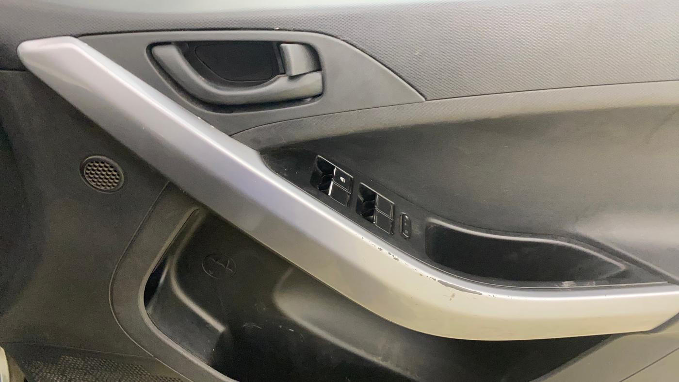 2022 Tata NEXON XM SUNROOF PETROL, Petrol, Manual, 1,15,607 km, Driver Side Door Panels Control
