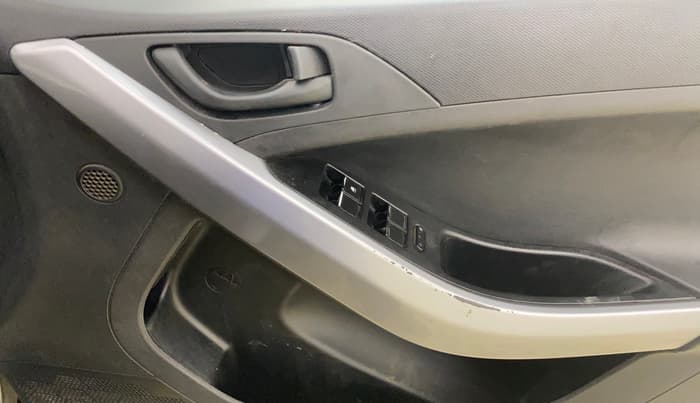 2022 Tata NEXON XM SUNROOF PETROL, Petrol, Manual, 1,15,552 km, Driver Side Door Panels Control