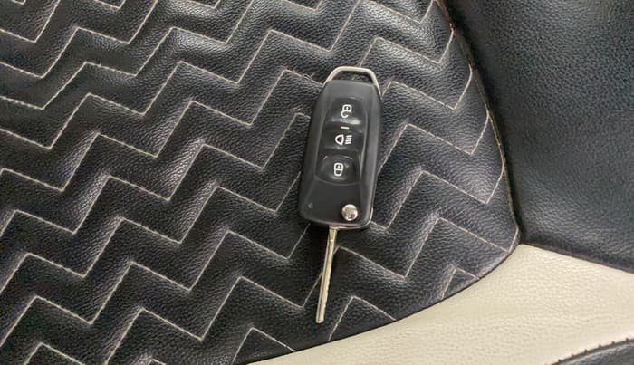2022 Tata NEXON XM SUNROOF PETROL, Petrol, Manual, 1,15,552 km, Key Close Up