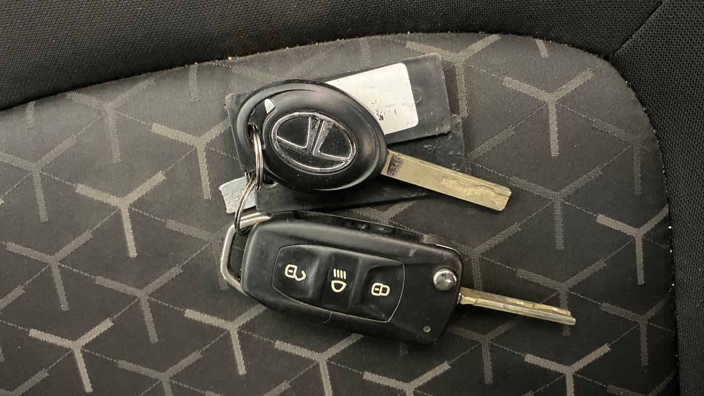 2023 Tata NEXON XM SUNROOF PETROL, Petrol, Manual, 38,495 km, Key Close Up
