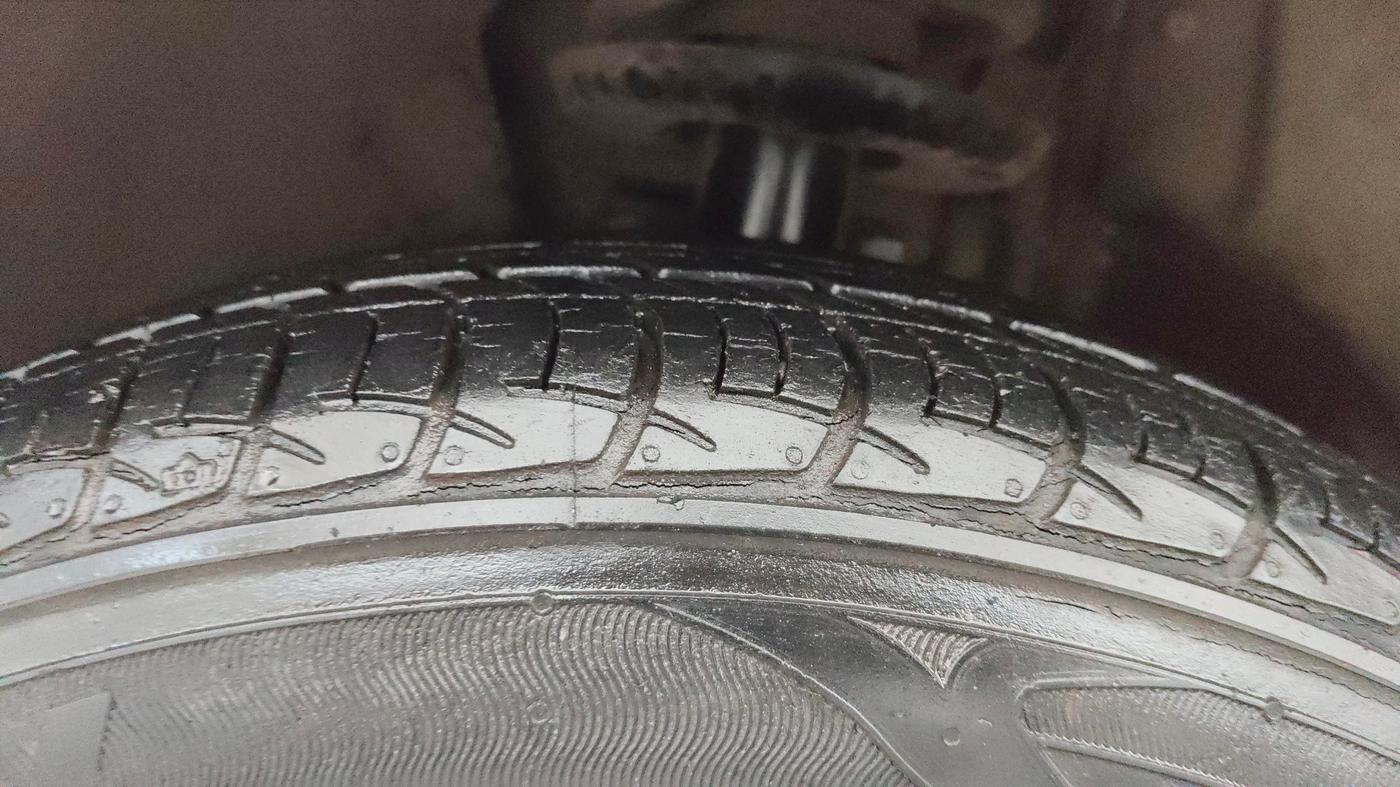 2016 Volkswagen Polo HIGHLINE1.2L, Petrol, Manual, 20,906 km, Left Front Tyre Tread