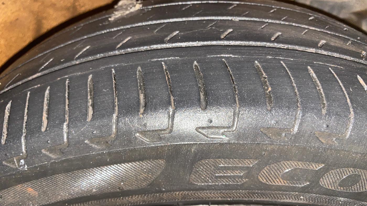 2017 Nissan Micra XV CVT, Petrol, Automatic, 1,09,574 km, Right Front Tyre Tread
