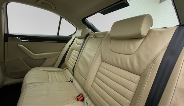 2016 Skoda Octavia 1.8 TSI STYLE PLUS AT, Petrol, Automatic, 85,840 km, Right Side Rear Door Cabin