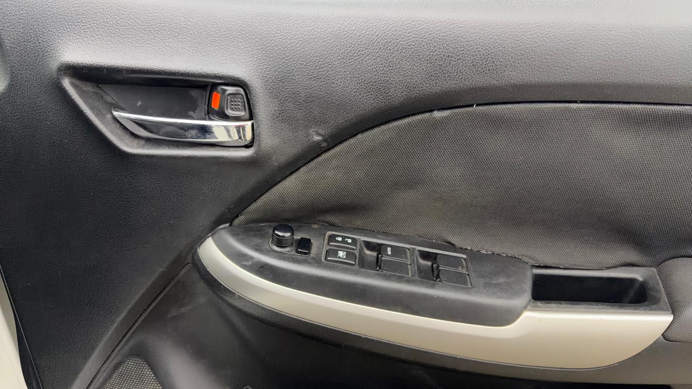 2017 Maruti Baleno DELTA PETROL 1.2, Petrol, Manual, 74,135 km, Driver Side Door Panels Control