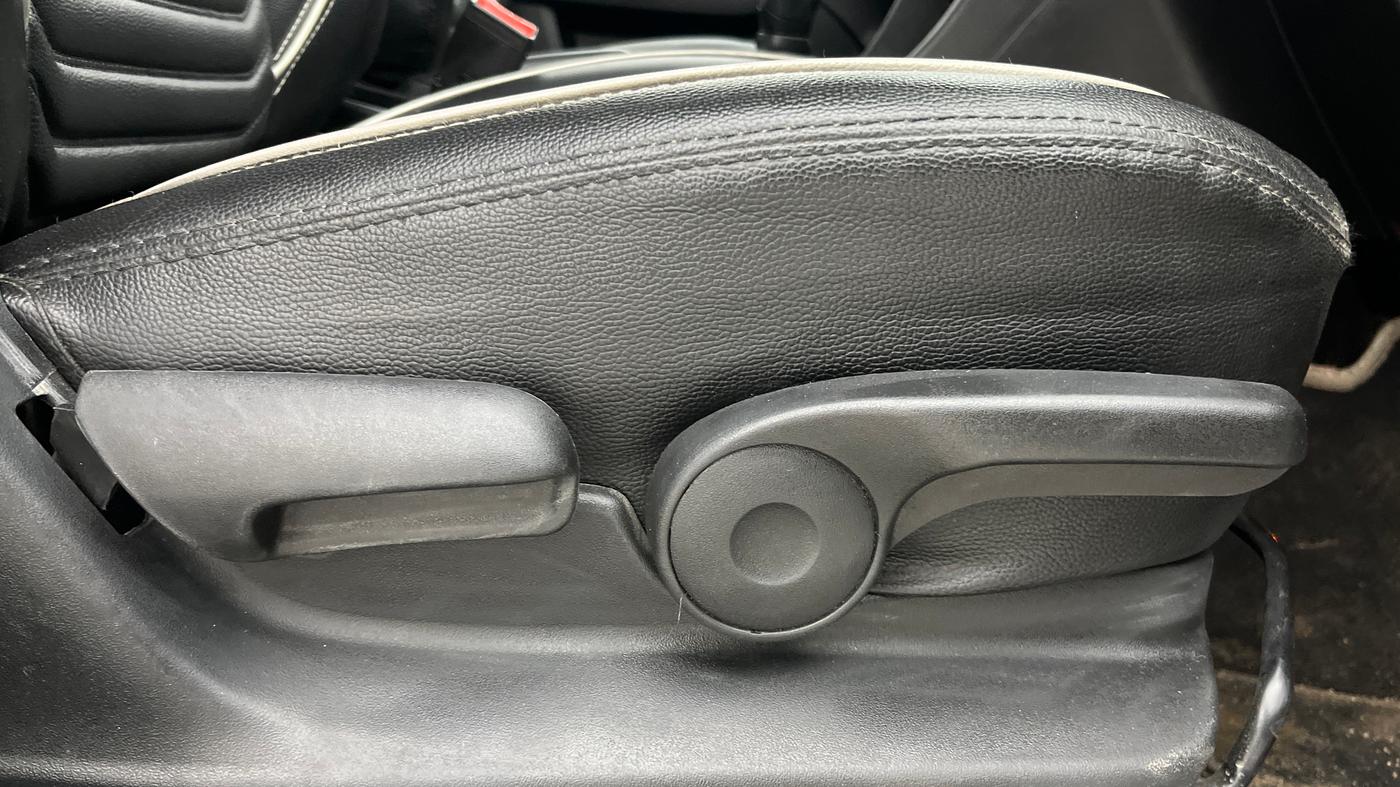 2019 Maruti Vitara Brezza ZDI AMT, Diesel, Automatic, 74,565 km, Driver Side Adjustment Panel