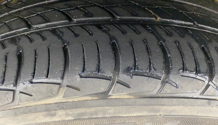 2016 Volkswagen Ameo HIGHLINE1.2L, Petrol, Manual, 65,419 km, Left Front Tyre Tread