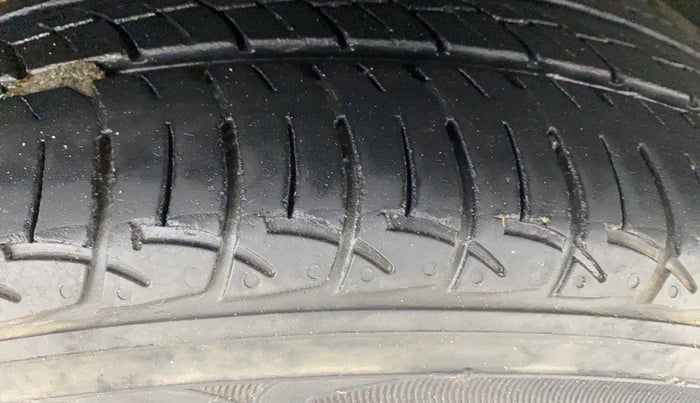 2016 Volkswagen Ameo HIGHLINE1.2L, Petrol, Manual, 65,419 km, Right Front Tyre Tread