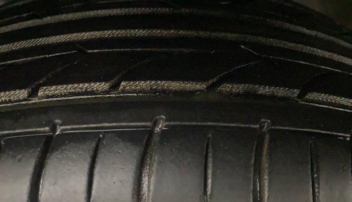 2013 Maruti Ertiga ZDI, Diesel, Manual, 60,730 km, Left Front Tyre Tread