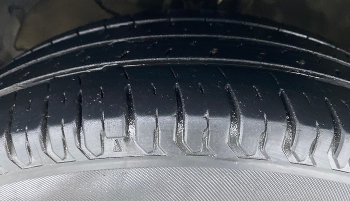 2018 Maruti Dzire VXI AMT, Petrol, Automatic, 60,253 km, Left Front Tyre Tread