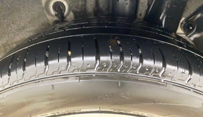 2014 Hyundai Elite i20 ASTA 1.2, CNG, Manual, 1,24,344 km, Left Rear Tyre Tread