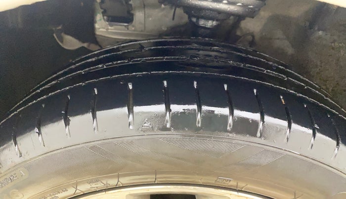 2014 Hyundai Elite i20 ASTA 1.2, CNG, Manual, 1,24,344 km, Left Front Tyre Tread