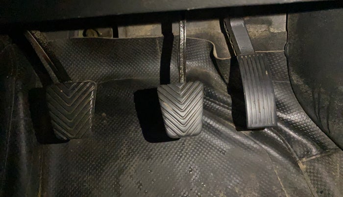 2014 Hyundai Elite i20 ASTA 1.2, CNG, Manual, 1,24,344 km, Pedals