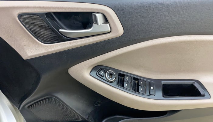 2014 Hyundai Elite i20 ASTA 1.2, CNG, Manual, 1,24,344 km, Driver Side Door Panels Control