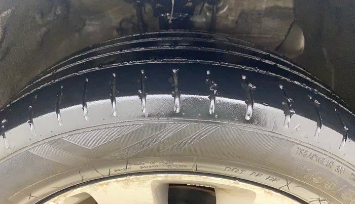 2014 Hyundai Elite i20 ASTA 1.2, CNG, Manual, 1,24,344 km, Right Front Tyre Tread