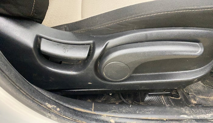 2014 Hyundai Elite i20 ASTA 1.2, CNG, Manual, 1,24,344 km, Driver Side Adjustment Panel