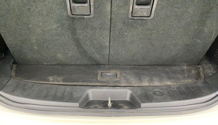 2018 Mahindra XUV500 W9, Diesel, Manual, 66,262 km, Boot Inside