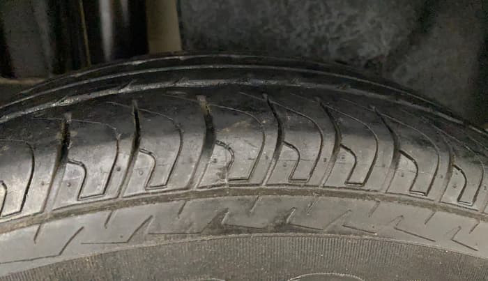 2014 Maruti Swift Dzire VDI, Diesel, Manual, 1,20,235 km, Right Rear Tyre Tread