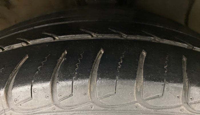 2014 Hyundai New Elantra 1.6 SX MT, Diesel, Manual, 81,321 km, Right Front Tyre Tread