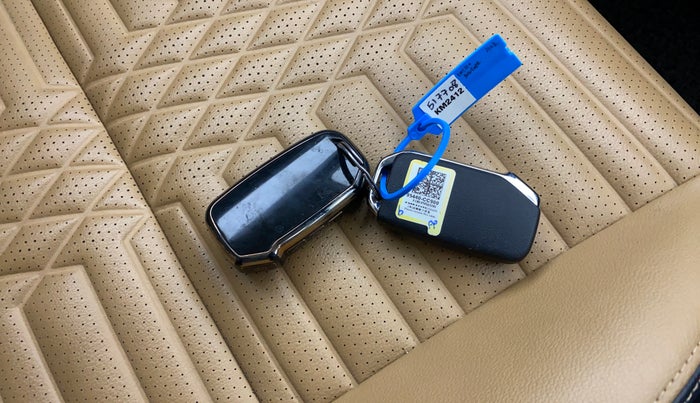 2025 KIA SONET HTX 1.5 AT, Diesel, Automatic, 27,399 km, Key Close Up