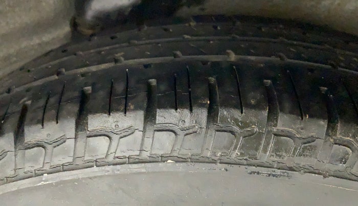 2010 Hyundai i10 MAGNA 1.1, Petrol, Manual, 24,308 km, Left Rear Tyre Tread