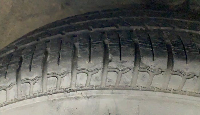 2010 Hyundai i10 MAGNA 1.1, Petrol, Manual, 24,308 km, Right Front Tyre Tread