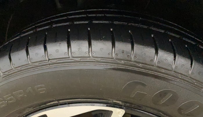 2022 KIA CARENS PRESTIGE 1.5 PETROL 7 STR, Petrol, Manual, 31,276 km, Left Front Tyre Tread