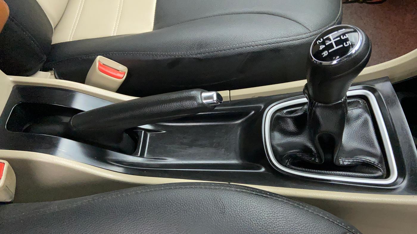 2014 Maruti Ciaz ZXI, Petrol, Manual, 94,200 km, Gear Lever