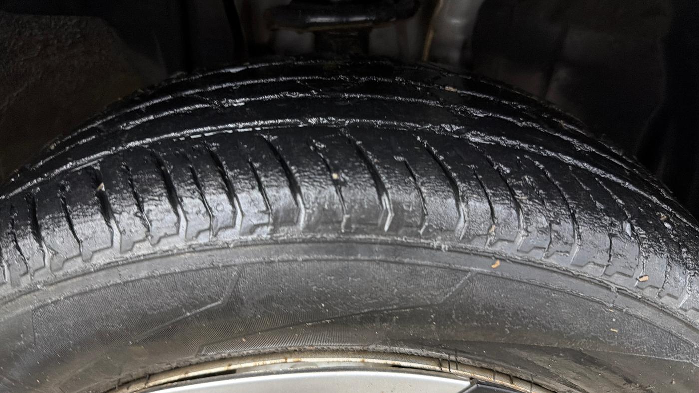 2021 Nissan MAGNITE XE, Petrol, Manual, 42,185 km, Right Front Tyre Tread