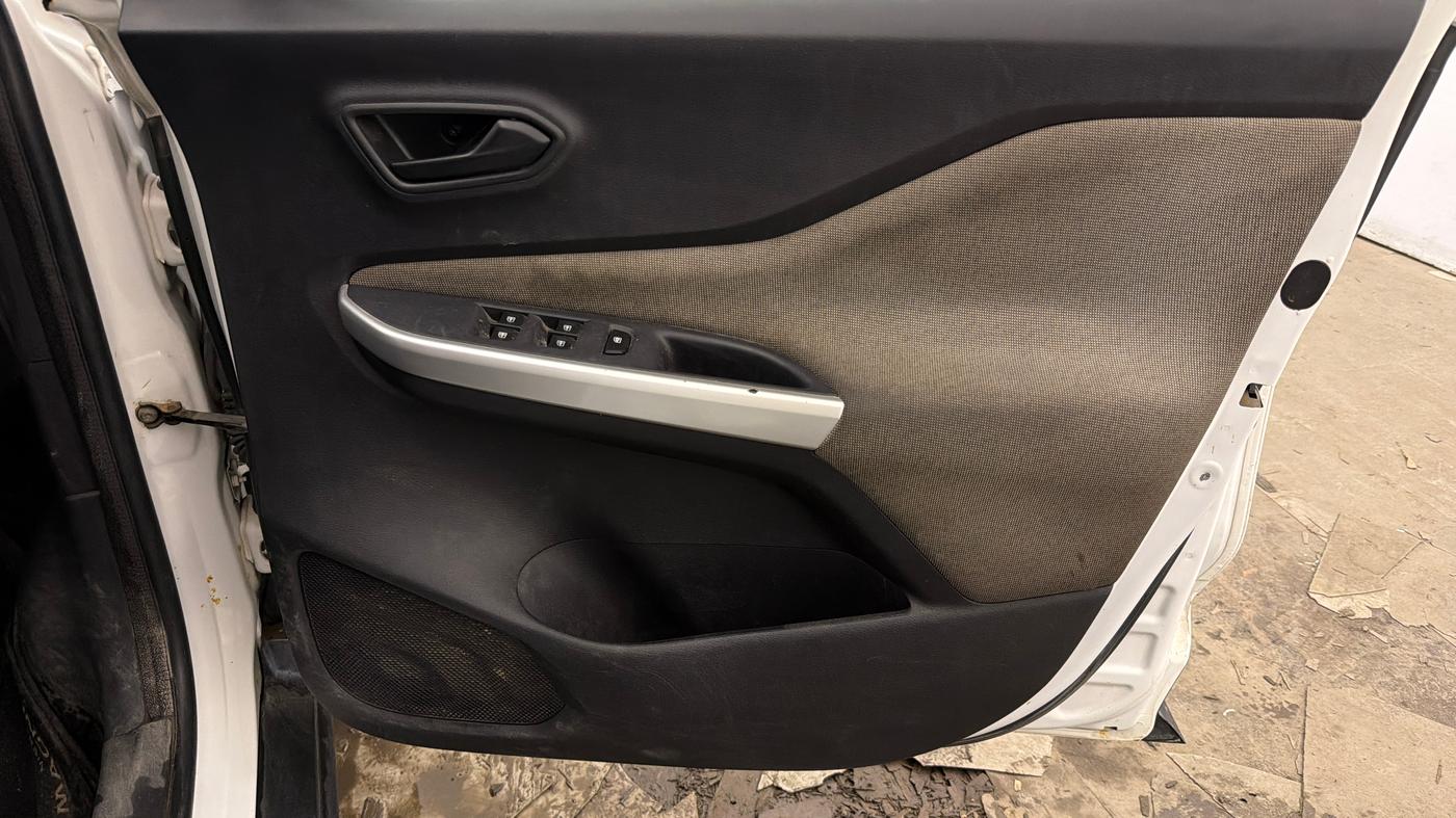 2021 Nissan MAGNITE XE, Petrol, Manual, 42,185 km, Driver Side Door Panels Control