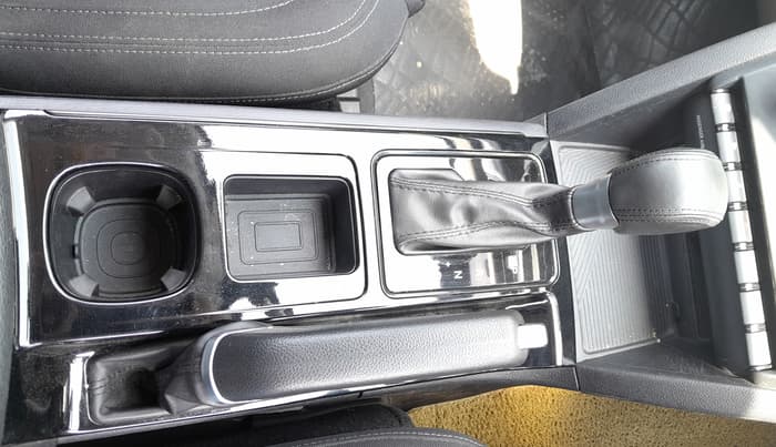 2022 Mahindra XUV700 AX 5 P AT 5 STR, Petrol, Automatic, 34,044 km, Gear Lever