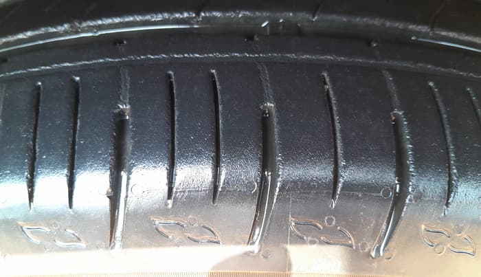 2022 Mahindra XUV700 AX 5 P AT 5 STR, Petrol, Automatic, 34,044 km, Right Front Tyre Tread