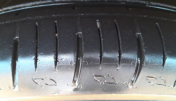 2022 Mahindra XUV700 AX 5 P AT 5 STR, Petrol, Automatic, 34,044 km, Left Front Tyre Tread