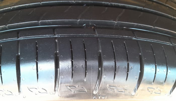 2022 Mahindra XUV700 AX 5 P AT 5 STR, Petrol, Automatic, 34,044 km, Left Rear Tyre Tread
