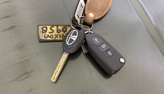 2021 Tata NEXON XM SUNROOF PETROL, Petrol, Manual, 65,781 km, Key Close Up