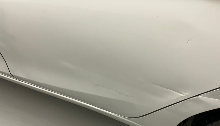 2014 Maruti Ciaz VXI+AT, Petrol, Automatic, 97,770 km, Rear left door - Minor scratches