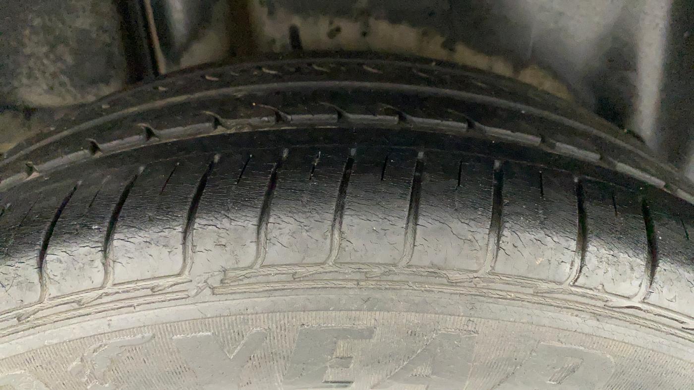 2014 Maruti Ciaz VXI+AT, Petrol, Automatic, 97,770 km, Right Rear Tyre Tread