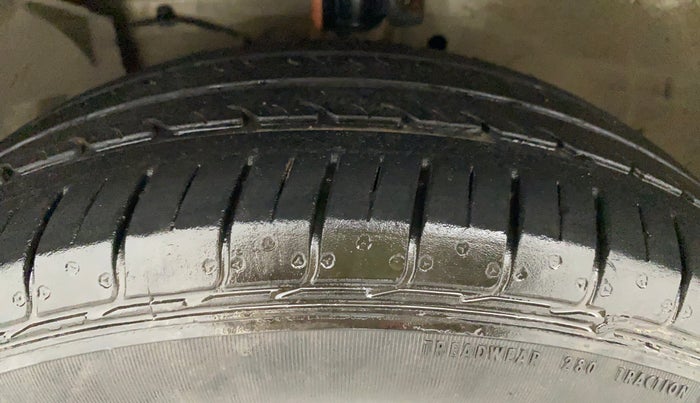 2014 Maruti Ciaz VXI+AT, Petrol, Automatic, 97,770 km, Left Front Tyre Tread