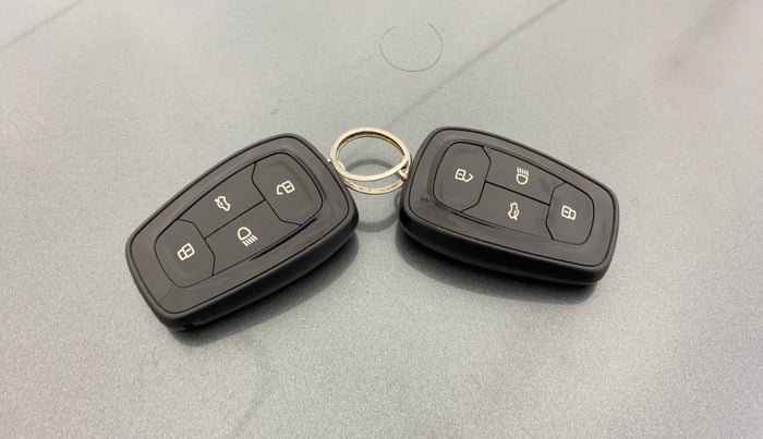 2021 Tata PUNCH CREATIVE AMT 1.2 RTN DUAL TONE, Petrol, Automatic, 43,489 km, Key Close Up