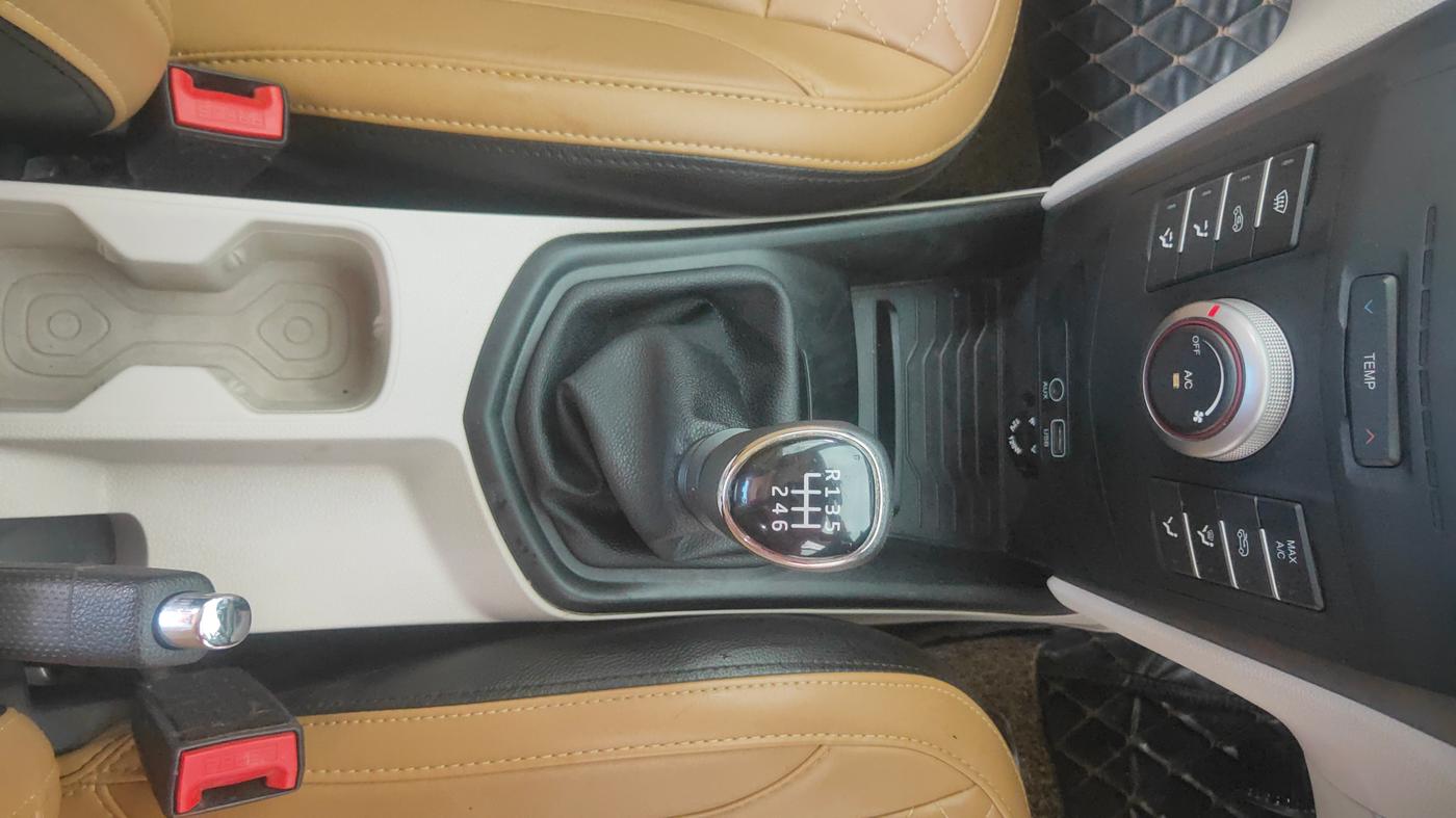 2019 Mahindra XUV300 W6 1.2 PETROL, Petrol, Manual, 36,627 km, Gear Lever