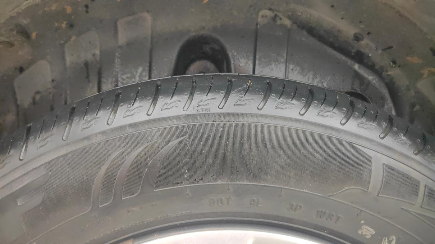 2019 Mahindra XUV300 W6 1.2 PETROL, Petrol, Manual, 36,627 km, Right Rear Tyre Tread