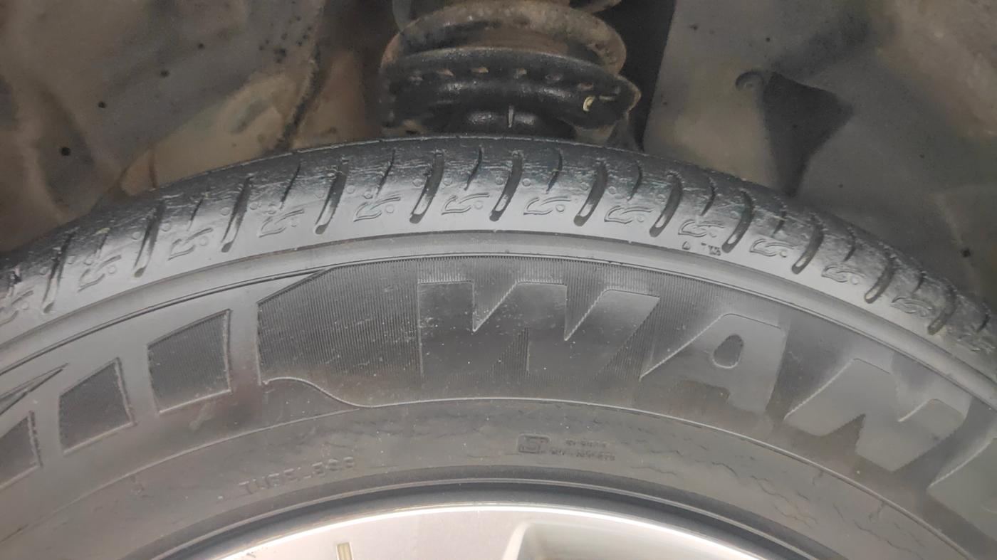 2019 Mahindra XUV300 W6 1.2 PETROL, Petrol, Manual, 36,627 km, Left Front Tyre Tread