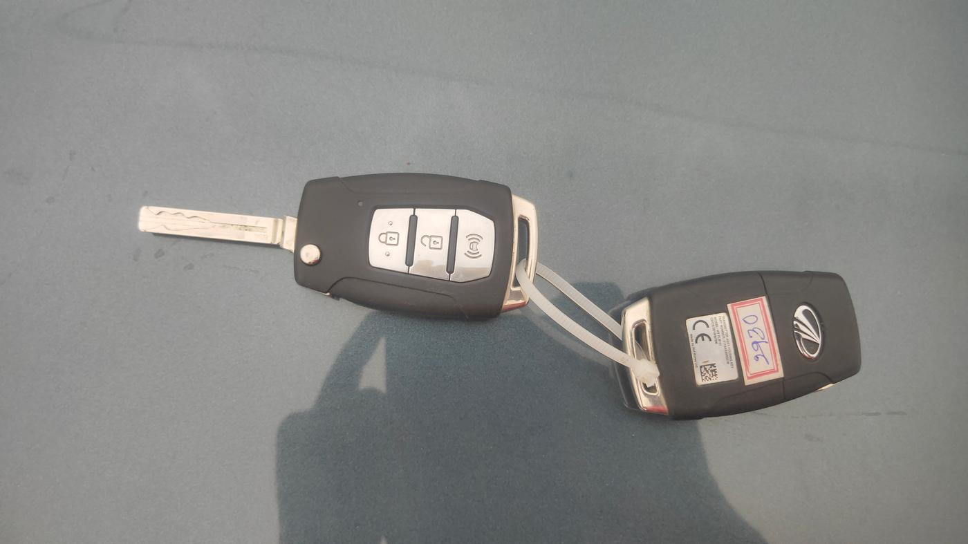2019 Mahindra XUV300 W6 1.2 PETROL, Petrol, Manual, 36,627 km, Key Close Up