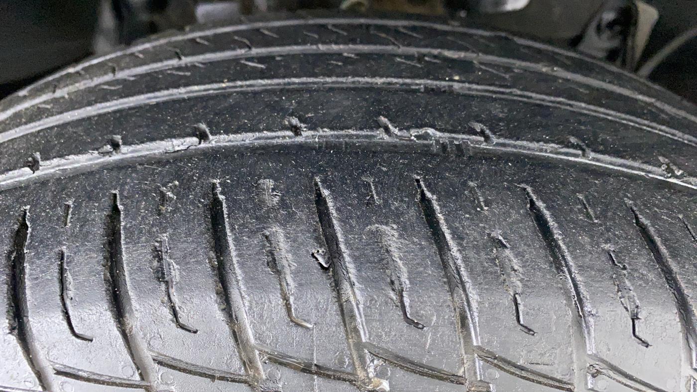 2017 Renault Duster RXS CVT 106 PS, Petrol, Automatic, 49,600 km, Right Front Tyre Tread