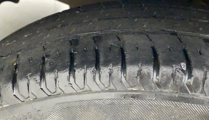 2017 Maruti Dzire LXI, CNG, Manual, 32,849 km, Left Front Tyre Tread