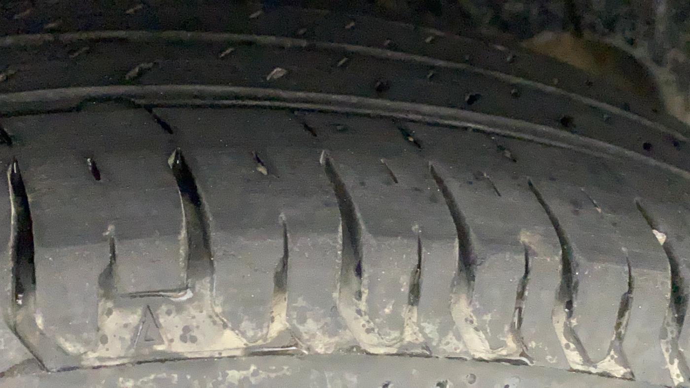 2017 Maruti Dzire LXI, CNG, Manual, 32,849 km, Right Rear Tyre Tread