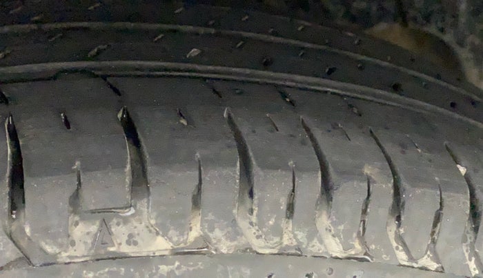 2017 Maruti Dzire LXI, CNG, Manual, 32,849 km, Right Rear Tyre Tread