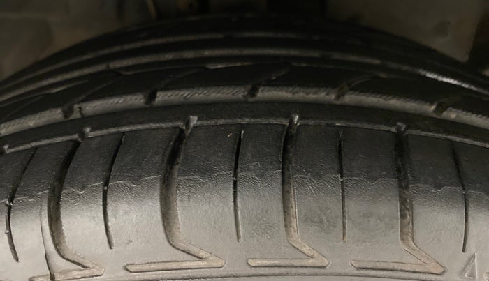 2019 Ford New Figo TITANIUM 1.2 PETROL MT, Petrol, Manual, 37,736 km, Right Front Tyre Tread