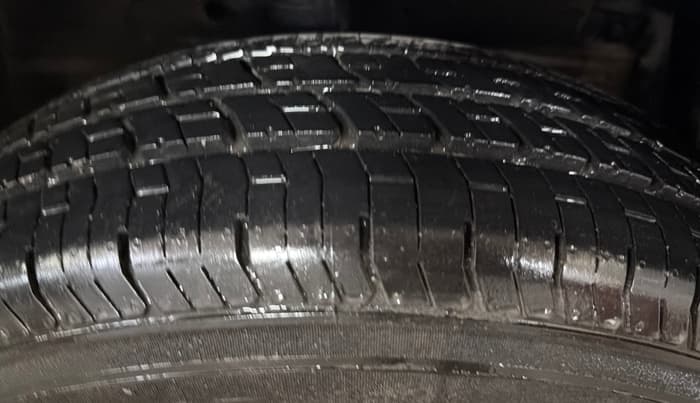 2015 Maruti Swift LXI (O), CNG, Manual, 56,349 km, Right Front Tyre Tread