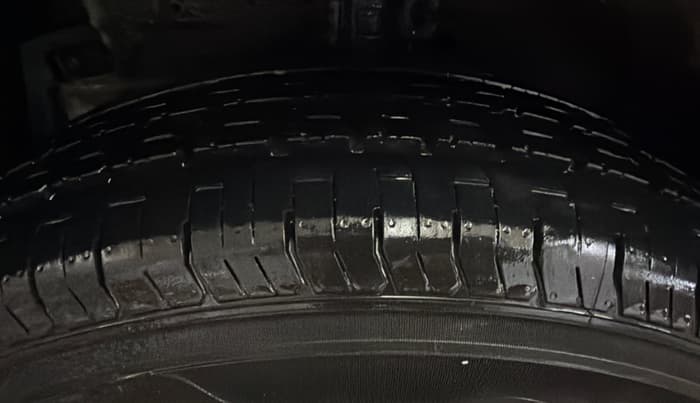 2015 Maruti Swift LXI (O), CNG, Manual, 56,349 km, Left Front Tyre Tread